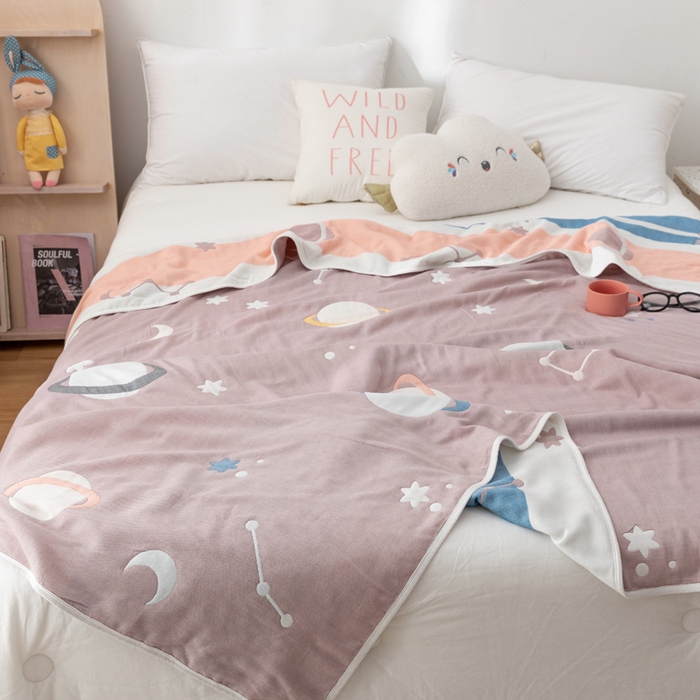 91家纺网 家纺一手货源 找家纺 朴尔家纺-毛巾被 2026新款卡漫风格全棉六层纱毛巾被 浩瀚宇宙-豆沙