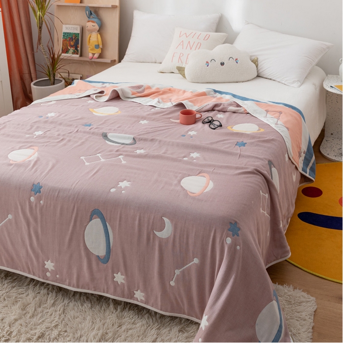 91家纺网 家纺一手货源 找家纺 朴尔家纺-毛巾被 2026新款卡漫风格全棉六层纱毛巾被 浩瀚宇宙-豆沙