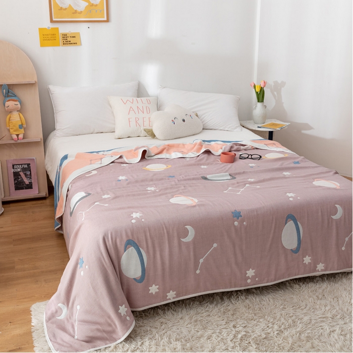 91家纺网 家纺一手货源 找家纺 朴尔家纺-毛巾被 2026新款卡漫风格全棉六层纱毛巾被 浩瀚宇宙-豆沙