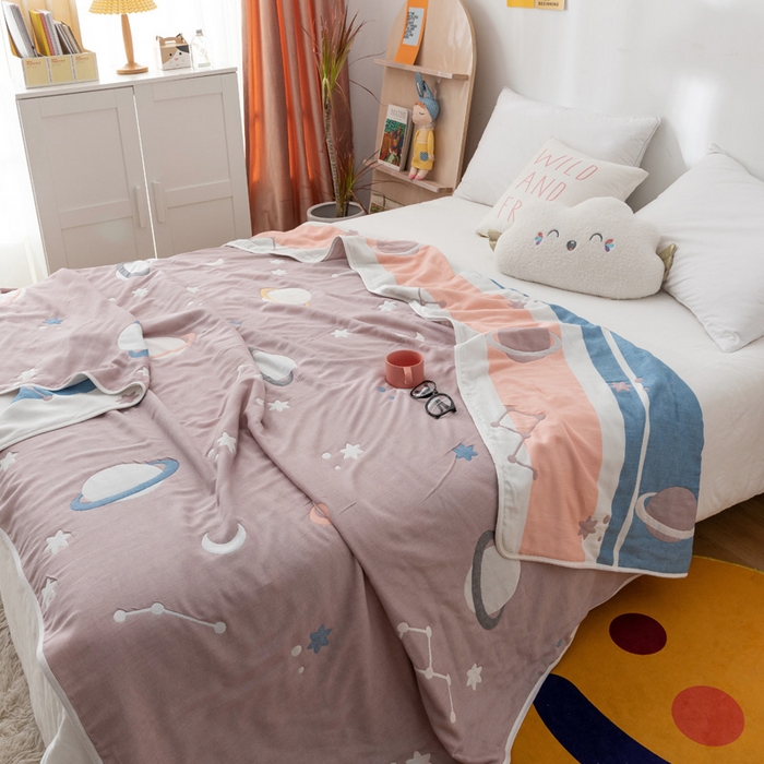 91家纺网 家纺一手货源 找家纺 朴尔家纺-毛巾被 2026新款卡漫风格全棉六层纱毛巾被 浩瀚宇宙-豆沙