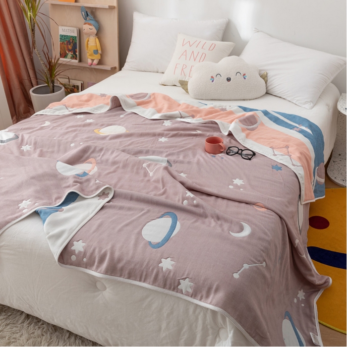 91家纺网 家纺一手货源 找家纺 朴尔家纺-毛巾被 2026新款卡漫风格全棉六层纱毛巾被 浩瀚宇宙-豆沙