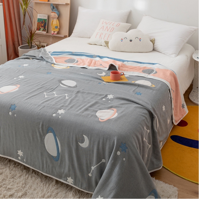 91家纺网 家纺一手货源 找家纺 朴尔家纺-毛巾被 2026新款卡漫风格全棉六层纱毛巾被 浩瀚宇宙-灰