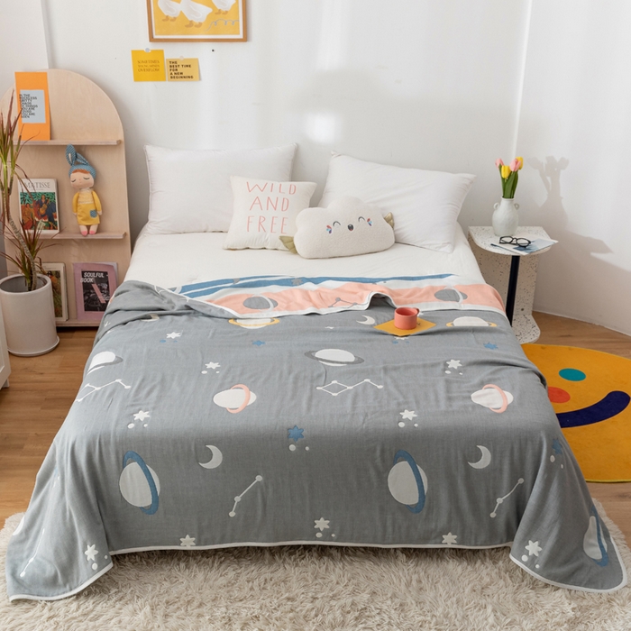 91家纺网 家纺一手货源 找家纺 朴尔家纺-毛巾被 2026新款卡漫风格全棉六层纱毛巾被 浩瀚宇宙-灰