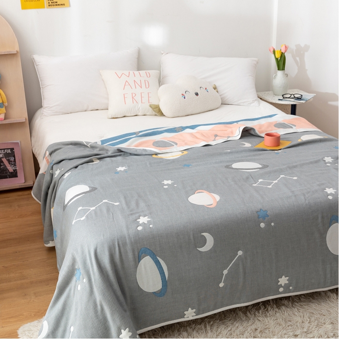 91家纺网 家纺一手货源 找家纺 朴尔家纺-毛巾被 2026新款卡漫风格全棉六层纱毛巾被 浩瀚宇宙-灰