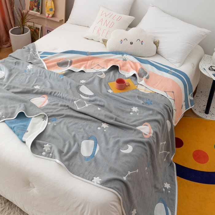 91家纺网 家纺一手货源 找家纺 朴尔家纺-毛巾被 2026新款卡漫风格全棉六层纱毛巾被 浩瀚宇宙-灰