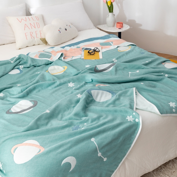 91家纺网 家纺一手货源 找家纺 朴尔家纺-毛巾被 2026新款卡漫风格全棉六层纱毛巾被 浩瀚宇宙-绿