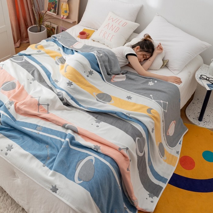 91家纺网 家纺一手货源 找家纺 朴尔家纺-毛巾被 2026新款卡漫风格全棉六层纱毛巾被 浩瀚宇宙-灰