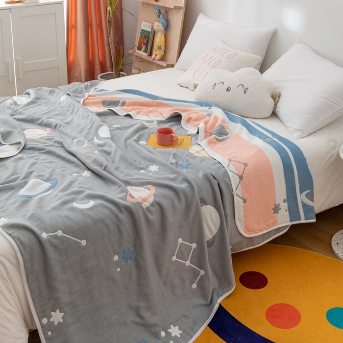 91家纺网 家纺一手货源 找家纺 朴尔家纺-毛巾被 2026新款卡漫风格全棉六层纱毛巾被 浩瀚宇宙-灰