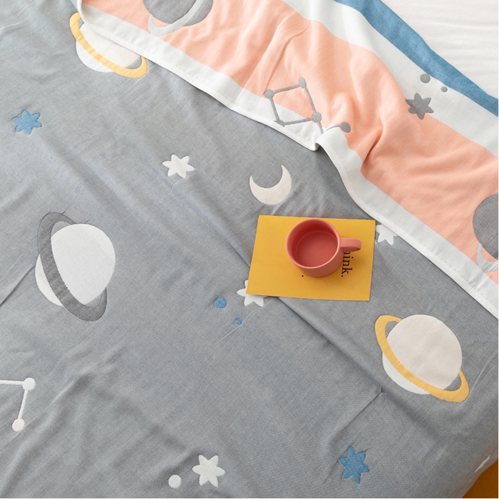 91家纺网 家纺一手货源 找家纺 朴尔家纺-毛巾被 2026新款卡漫风格全棉六层纱毛巾被 浩瀚宇宙-灰