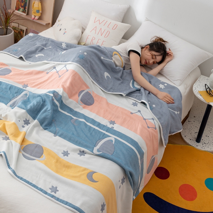 91家纺网 家纺一手货源 找家纺 朴尔家纺-毛巾被 2026新款卡漫风格全棉六层纱毛巾被 浩瀚宇宙-兰