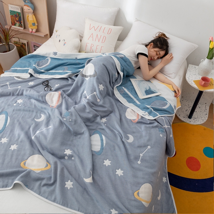 91家纺网 家纺一手货源 找家纺 朴尔家纺-毛巾被 2026新款卡漫风格全棉六层纱毛巾被 浩瀚宇宙-兰