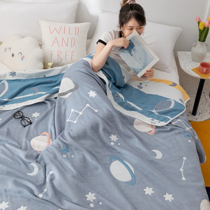 91家纺网 家纺一手货源 找家纺 朴尔家纺-毛巾被 2026新款卡漫风格全棉六层纱毛巾被 浩瀚宇宙-兰