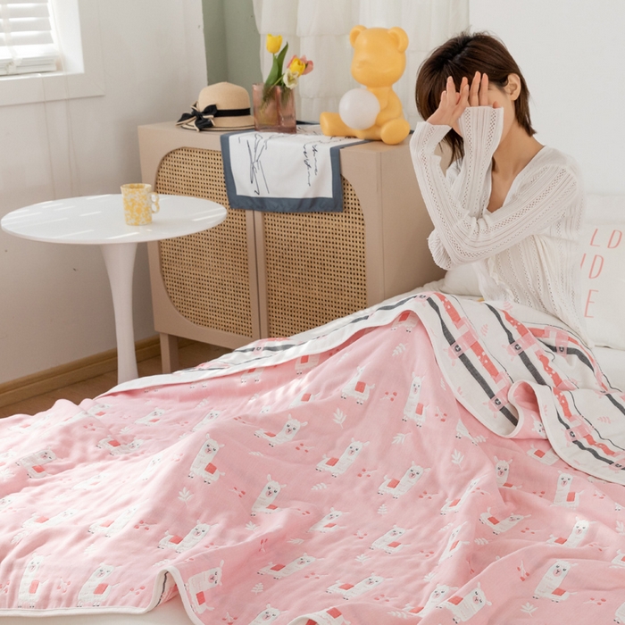 91家纺网 家纺一手货源 找家纺 朴尔家纺-毛巾被 2026新款卡通系全棉六层纱毛巾被 欢乐羊驼-粉