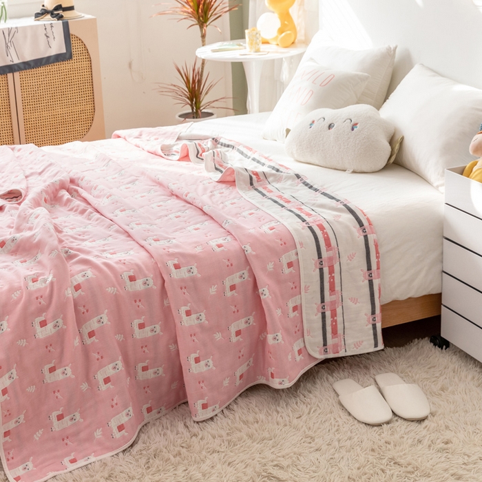 91家纺网 家纺一手货源 找家纺 朴尔家纺-毛巾被 2026新款卡通系全棉六层纱毛巾被 欢乐羊驼-粉