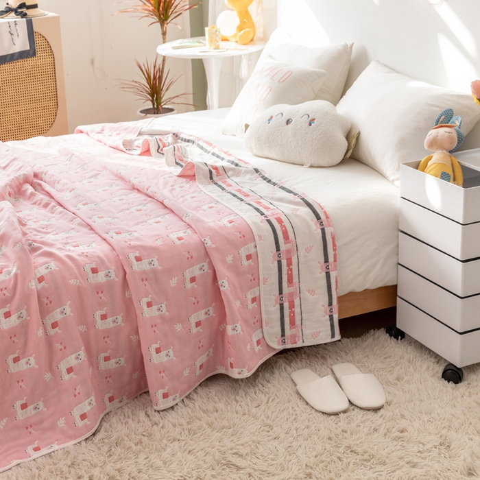 91家纺网 家纺一手货源 找家纺 朴尔家纺-毛巾被 2026新款卡通系全棉六层纱毛巾被 欢乐羊驼-粉