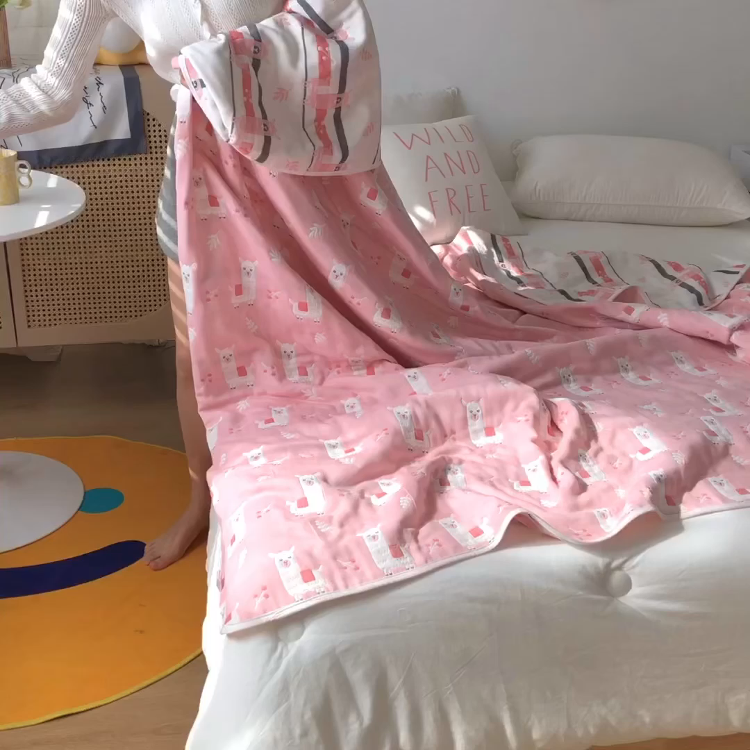 91家纺网 家纺一手货源 找家纺 朴尔家纺-毛巾被 2026新款卡通系全棉六层纱毛巾被 欢乐羊驼-粉