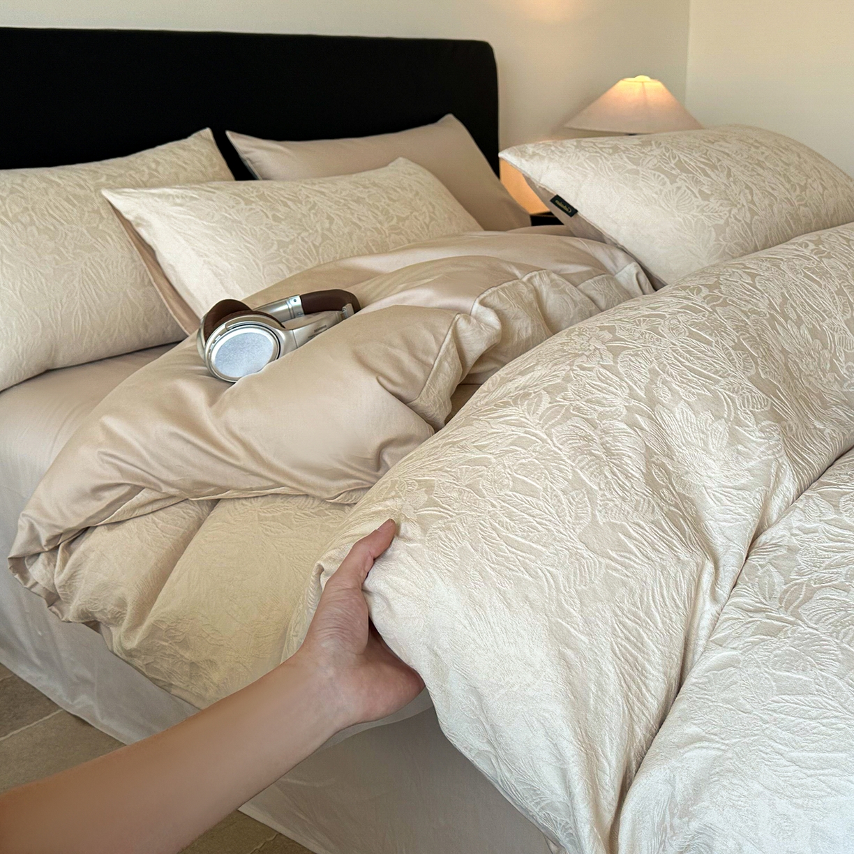 91家纺网 家纺一手货源 找家纺 卡巴伦家纺 2026新款全棉厚织提花系列简约款四件套 西西里-奶茶