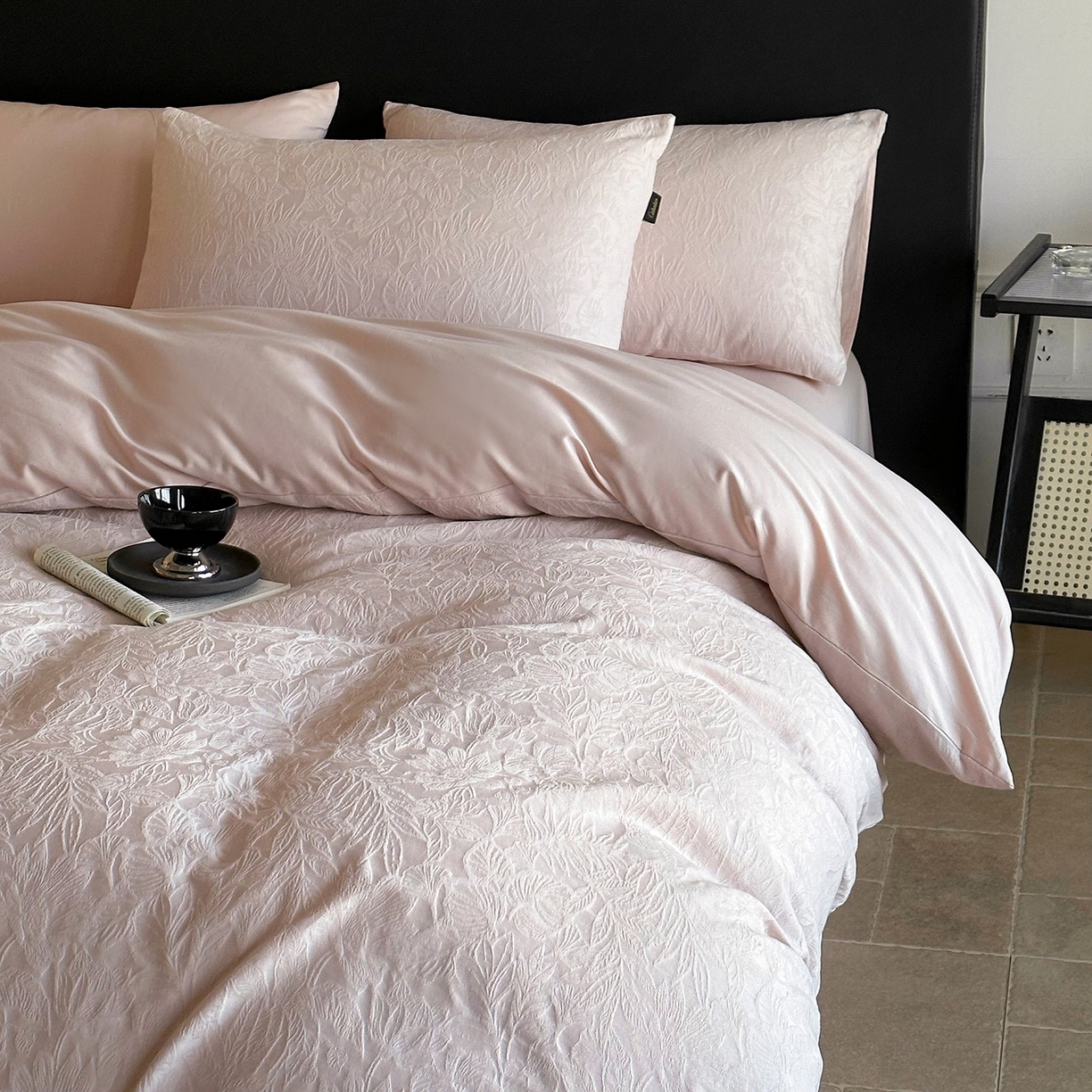 91家纺网 家纺一手货源 找家纺 卡巴伦家纺 2026新款全棉厚织提花系列简约款四件套 西西里-梅子