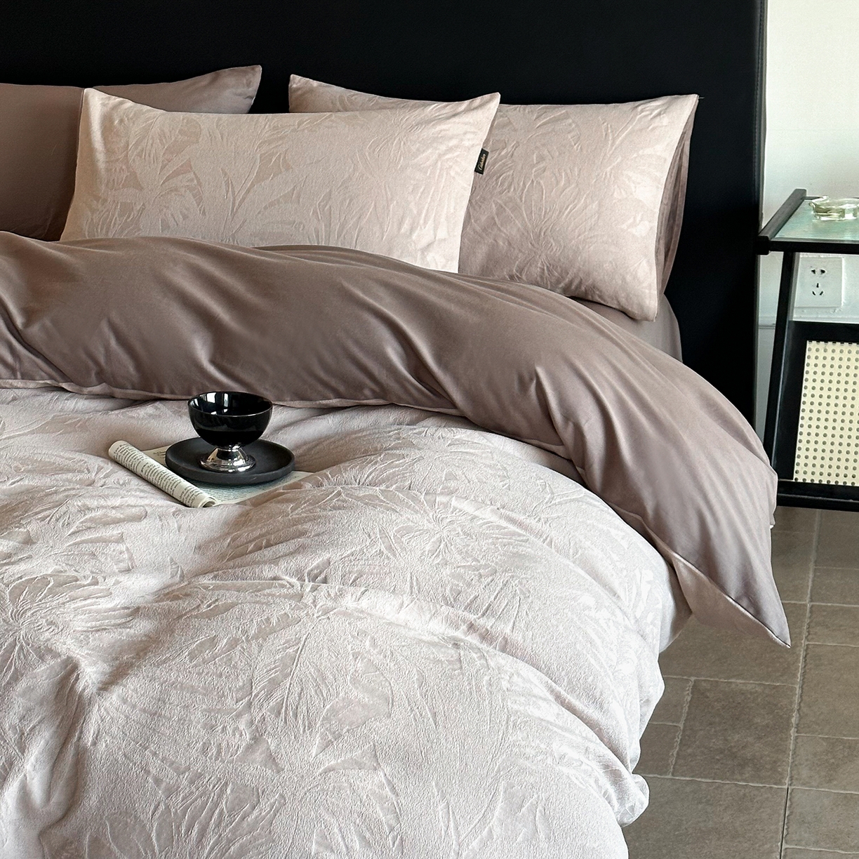 91家纺网 家纺一手货源 找家纺 卡巴伦家纺 2026新款全棉厚织提花系列简约款四件套 戴妃-咖