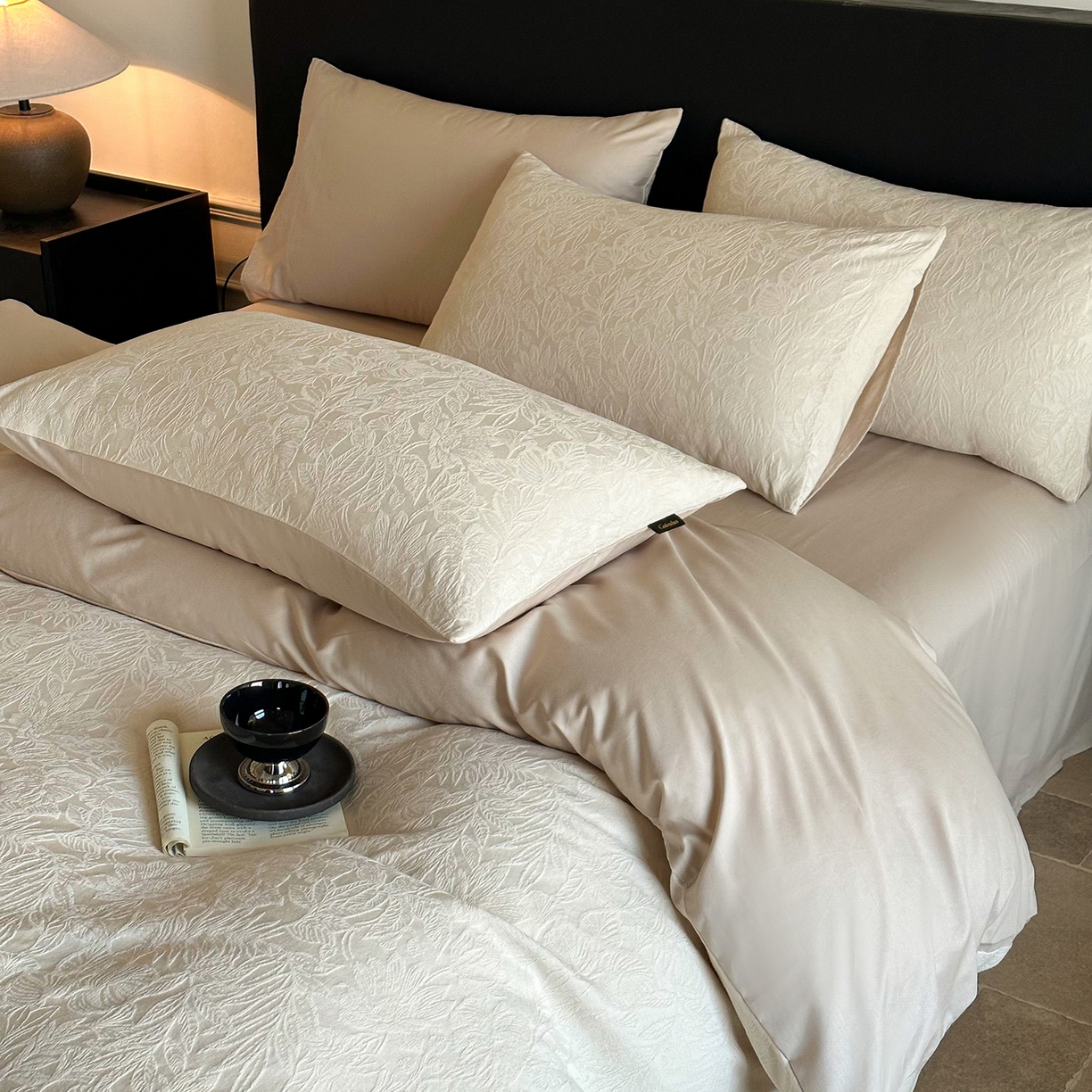 91家纺网 家纺一手货源 找家纺 卡巴伦家纺 2026新款全棉厚织提花系列简约款四件套 西西里-奶茶