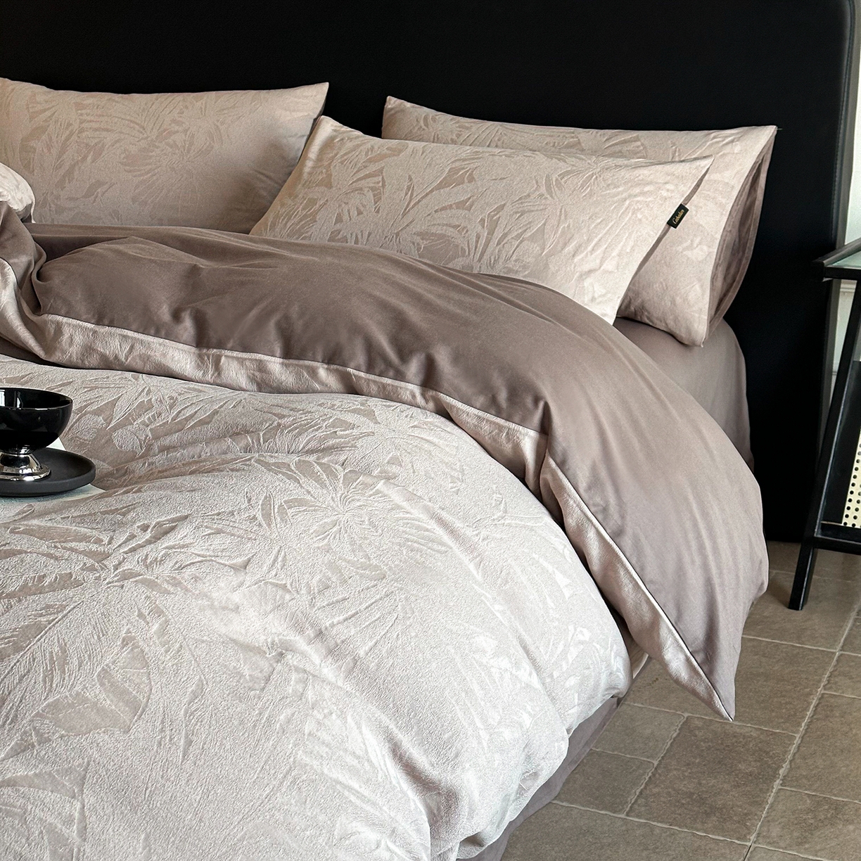 91家纺网 家纺一手货源 找家纺 卡巴伦家纺 2026新款全棉厚织提花系列简约款四件套 戴妃-咖