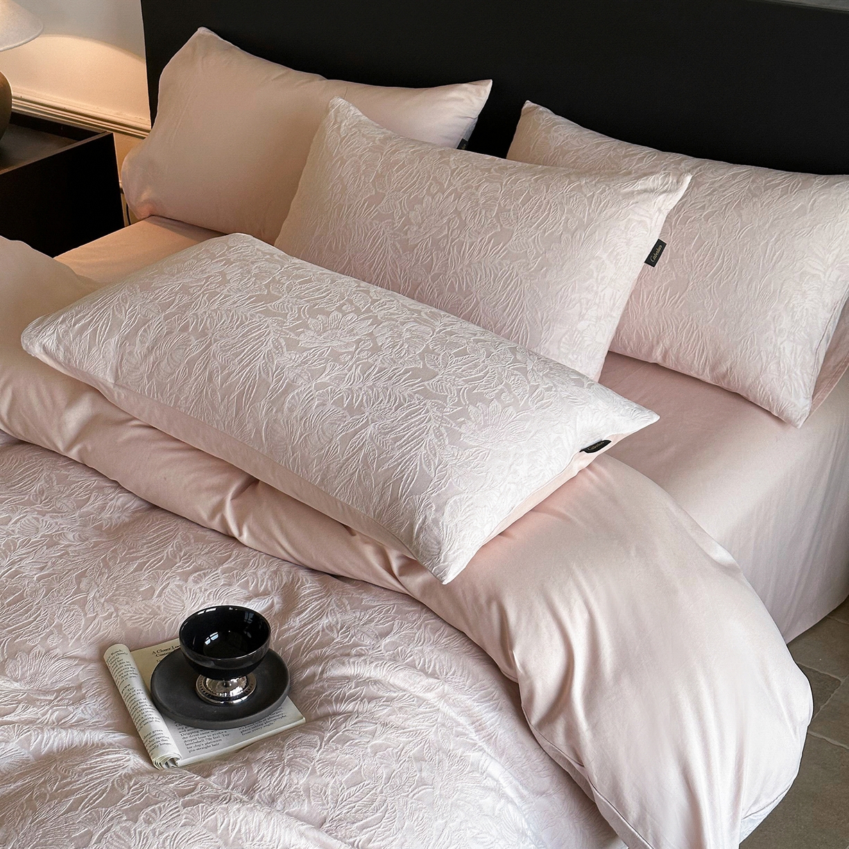 91家纺网 家纺一手货源 找家纺 卡巴伦家纺 2026新款全棉厚织提花系列简约款四件套 西西里-梅子