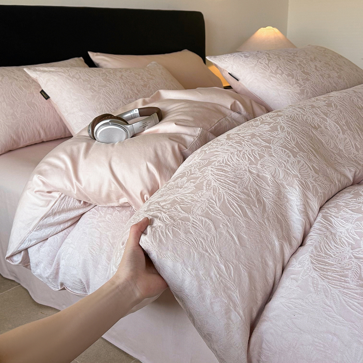 91家纺网 家纺一手货源 找家纺 卡巴伦家纺 2026新款全棉厚织提花系列简约款四件套 西西里-梅子