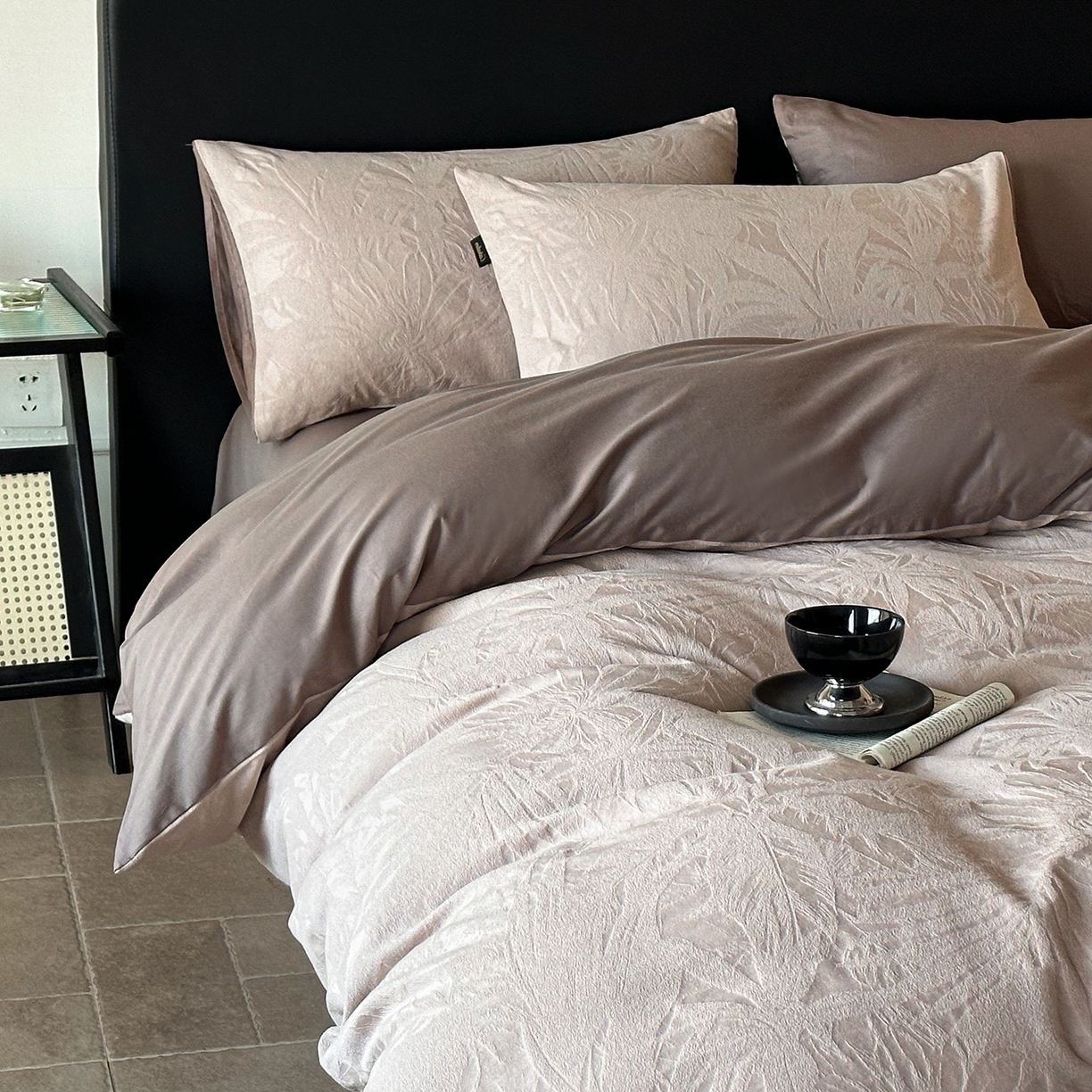 91家纺网 家纺一手货源 找家纺 卡巴伦家纺 2026新款全棉厚织提花系列简约款四件套 戴妃-咖