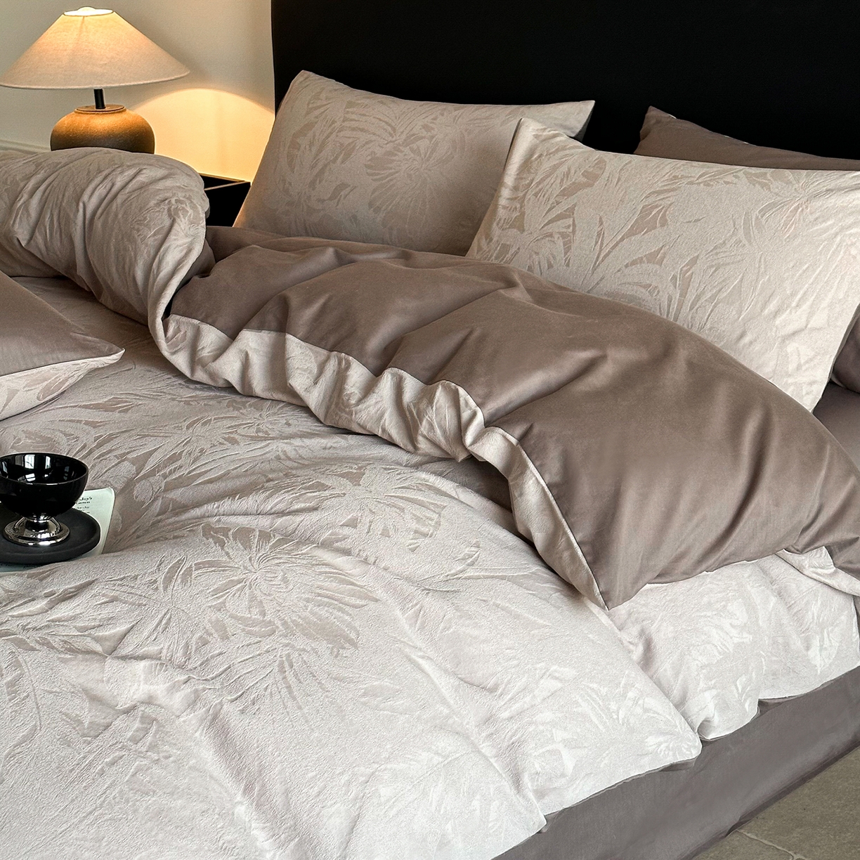 91家纺网 家纺一手货源 找家纺 卡巴伦家纺 2026新款全棉厚织提花系列简约款四件套 戴妃-咖