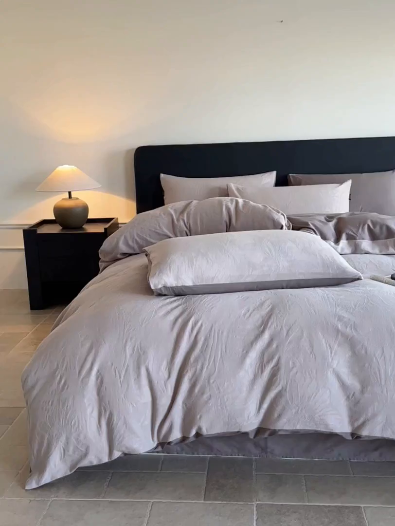 91家纺网 家纺一手货源 找家纺 卡巴伦家纺 2026新款全棉厚织提花系列简约款四件套 戴妃-咖