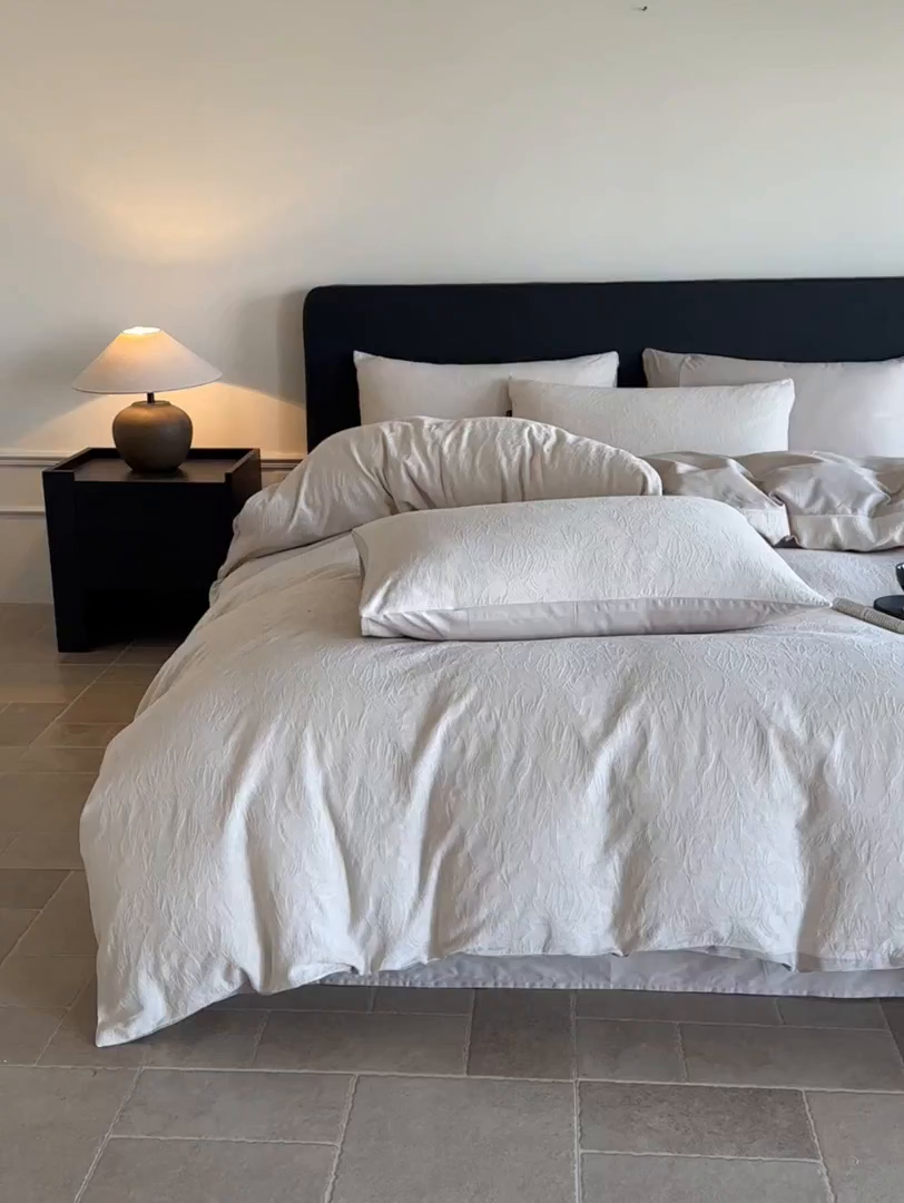 91家纺网 家纺一手货源 找家纺 卡巴伦家纺 2026新款全棉厚织提花系列简约款四件套 西西里-奶茶