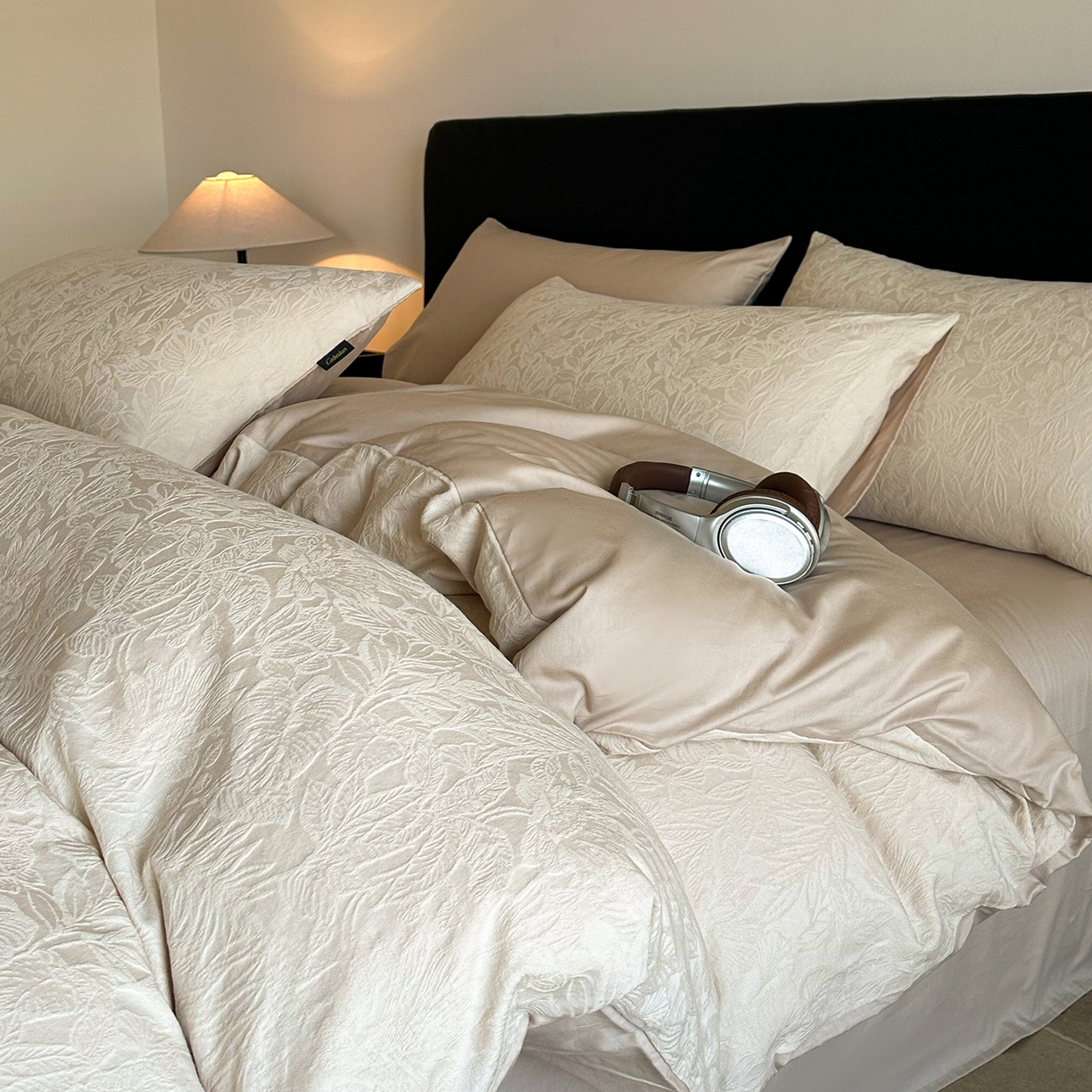 91家纺网 家纺一手货源 找家纺 卡巴伦家纺 2026新款全棉厚织提花系列简约款四件套 西西里-奶茶