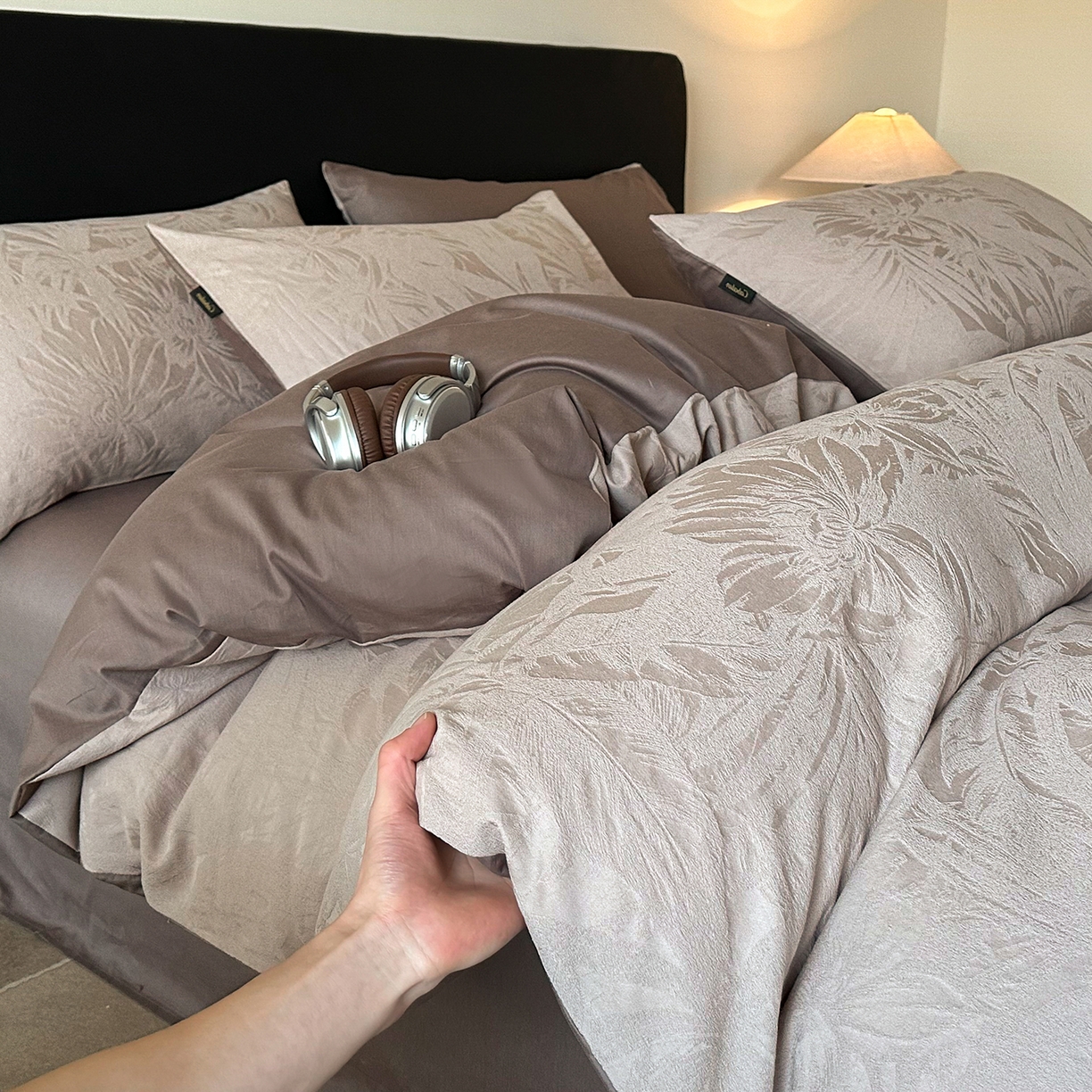 91家纺网 家纺一手货源 找家纺 卡巴伦家纺 2026新款全棉厚织提花系列简约款四件套 戴妃-咖