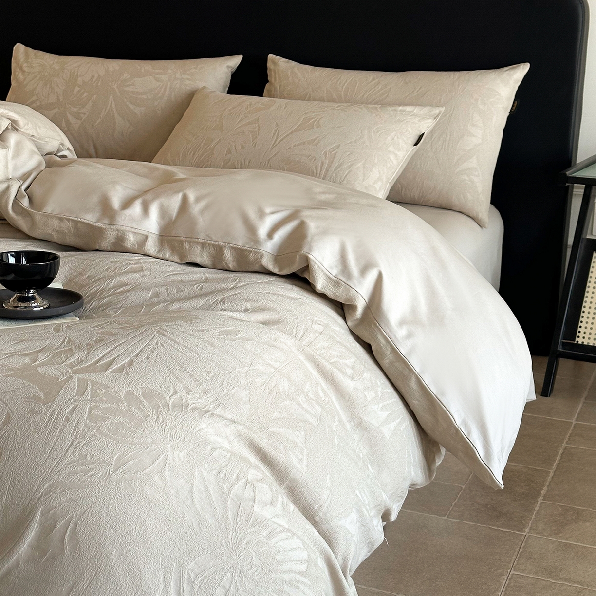 91家纺网 家纺一手货源 找家纺 卡巴伦家纺 2026新款全棉厚织提花系列简约款四件套 戴妃-奶驼