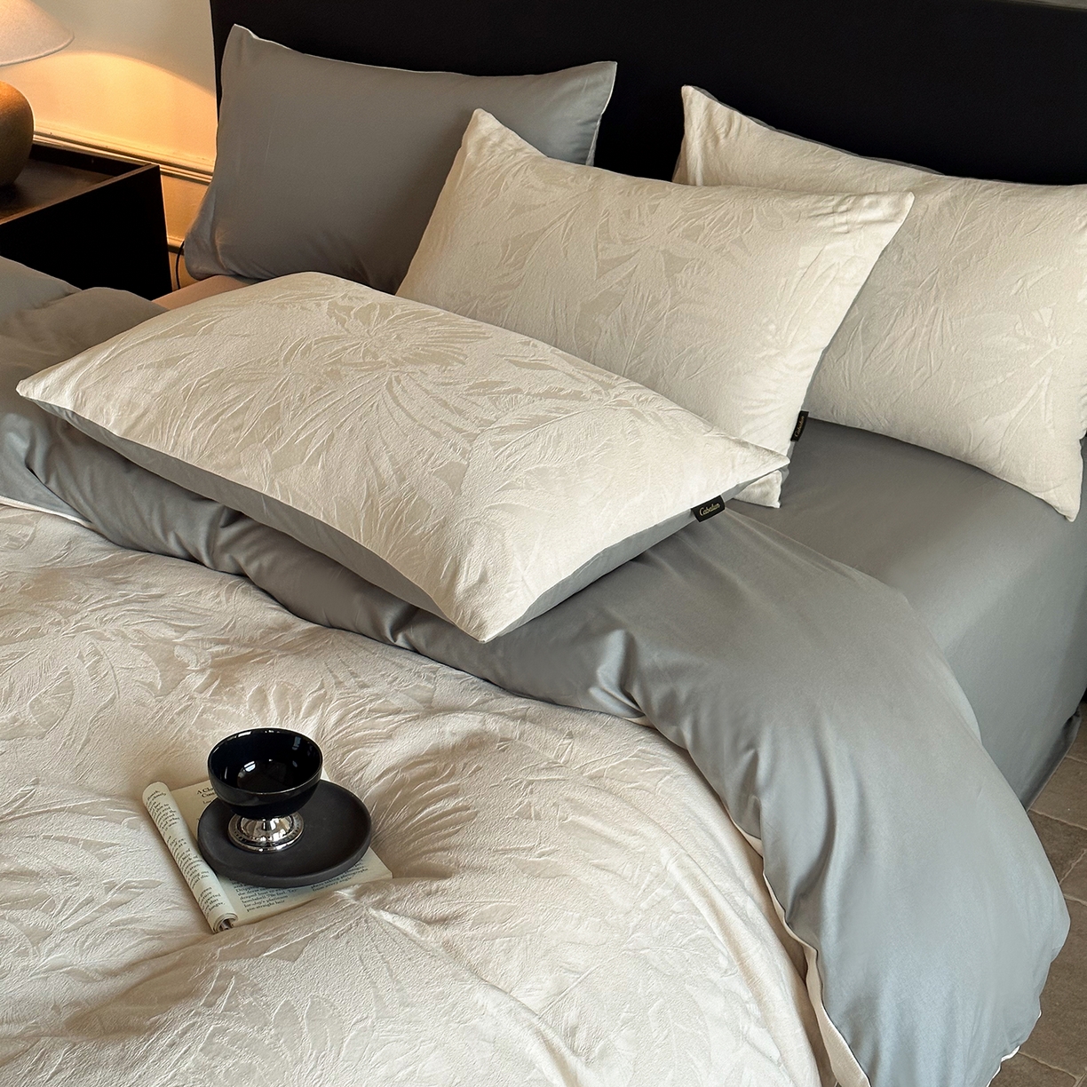 91家纺网 家纺一手货源 找家纺 卡巴伦家纺 2026新款全棉厚织提花系列简约款四件套 戴妃-奶白