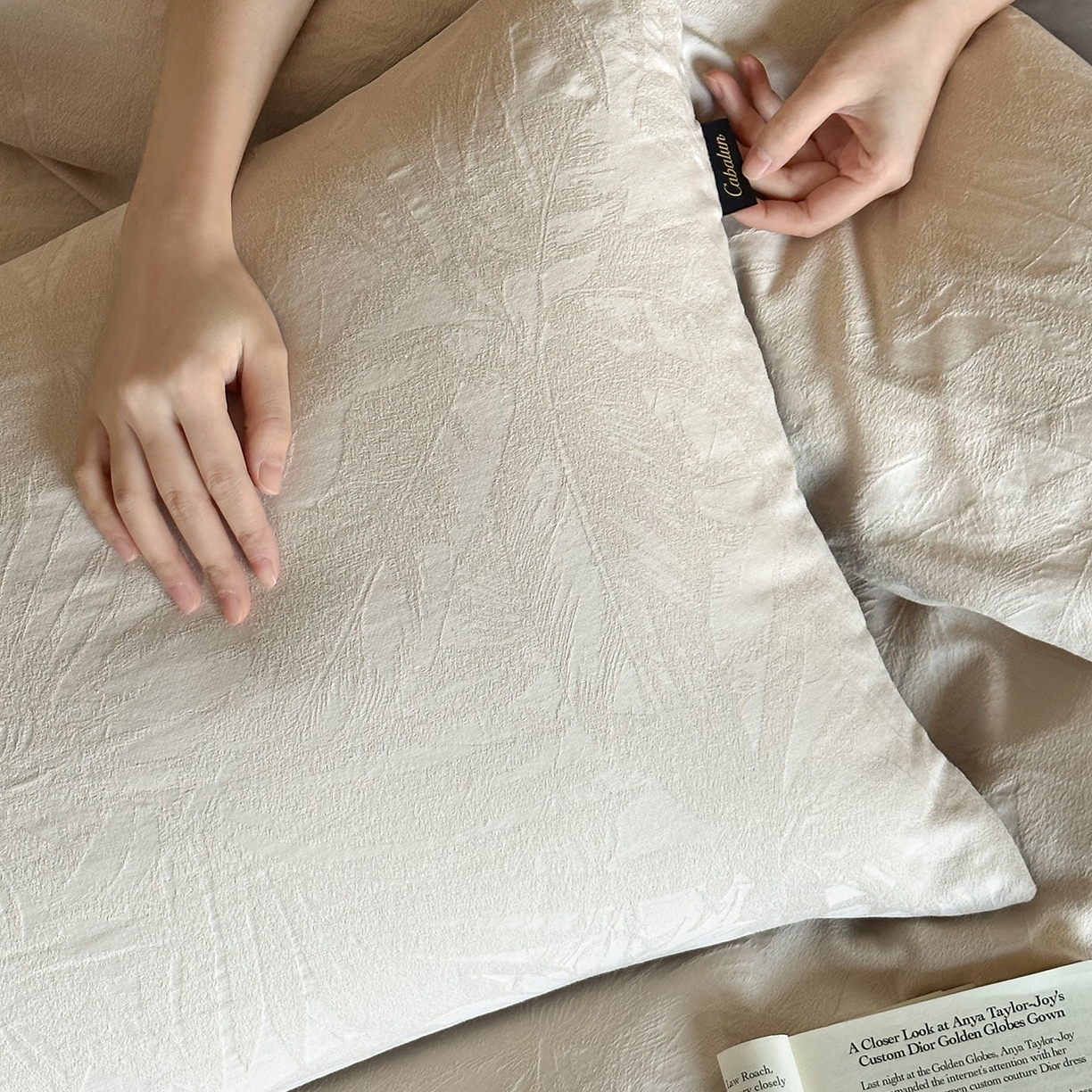 91家纺网 家纺一手货源 找家纺 卡巴伦家纺 2026新款全棉厚织提花系列简约款四件套 戴妃-奶白