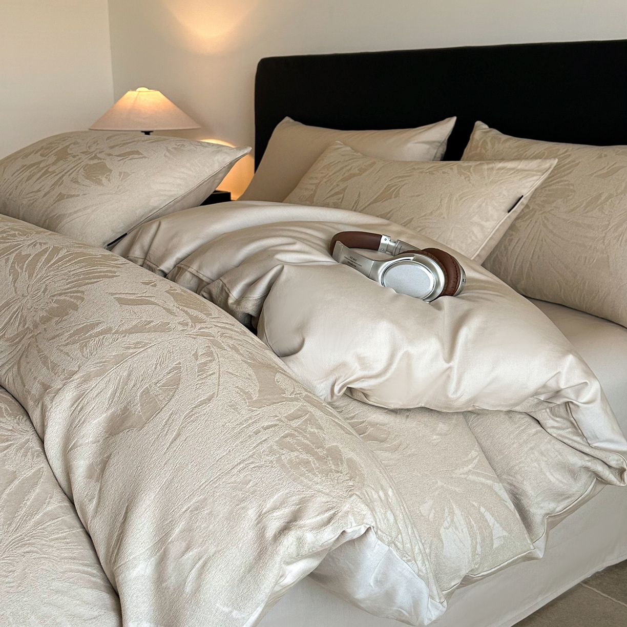 91家纺网 家纺一手货源 找家纺 卡巴伦家纺 2026新款全棉厚织提花系列简约款四件套 戴妃-奶驼