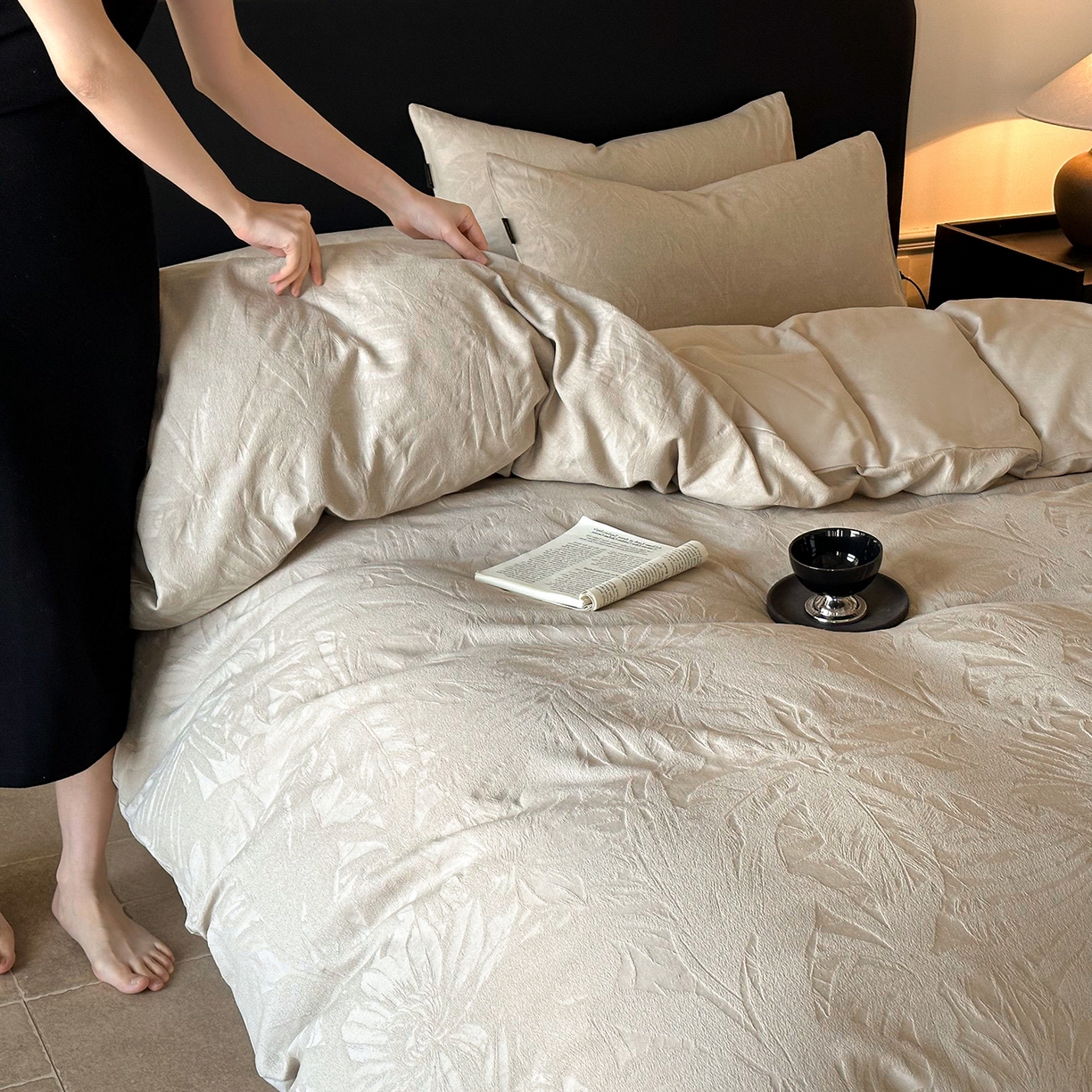 91家纺网 家纺一手货源 找家纺 卡巴伦家纺 2026新款全棉厚织提花系列简约款四件套 戴妃-奶驼