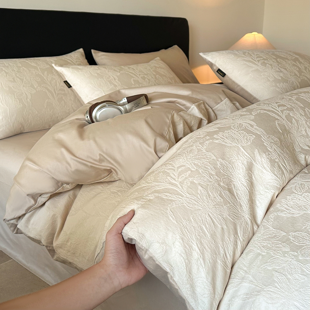 91家纺网 家纺一手货源 找家纺 卡巴伦家纺 2026新款全棉厚织提花系列简约款四件套 锦朵-奶茶