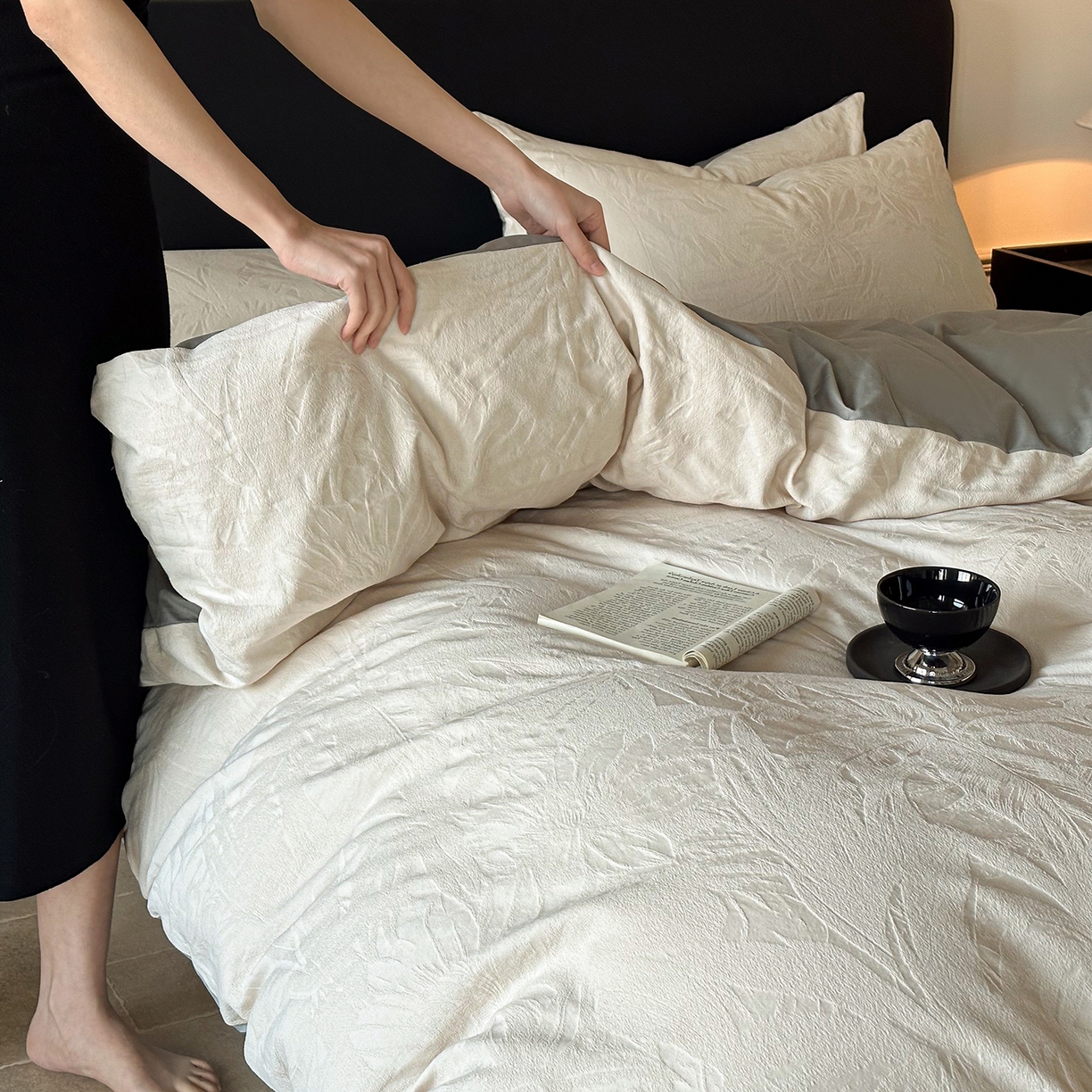 91家纺网 家纺一手货源 找家纺 卡巴伦家纺 2026新款全棉厚织提花系列简约款四件套 戴妃-奶白