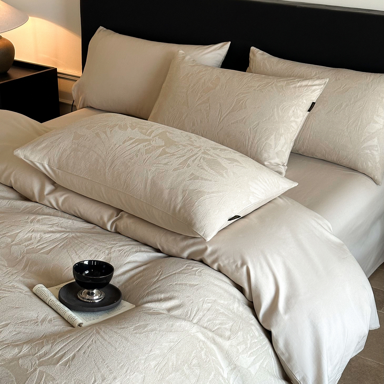 91家纺网 家纺一手货源 找家纺 卡巴伦家纺 2026新款全棉厚织提花系列简约款四件套 戴妃-奶驼