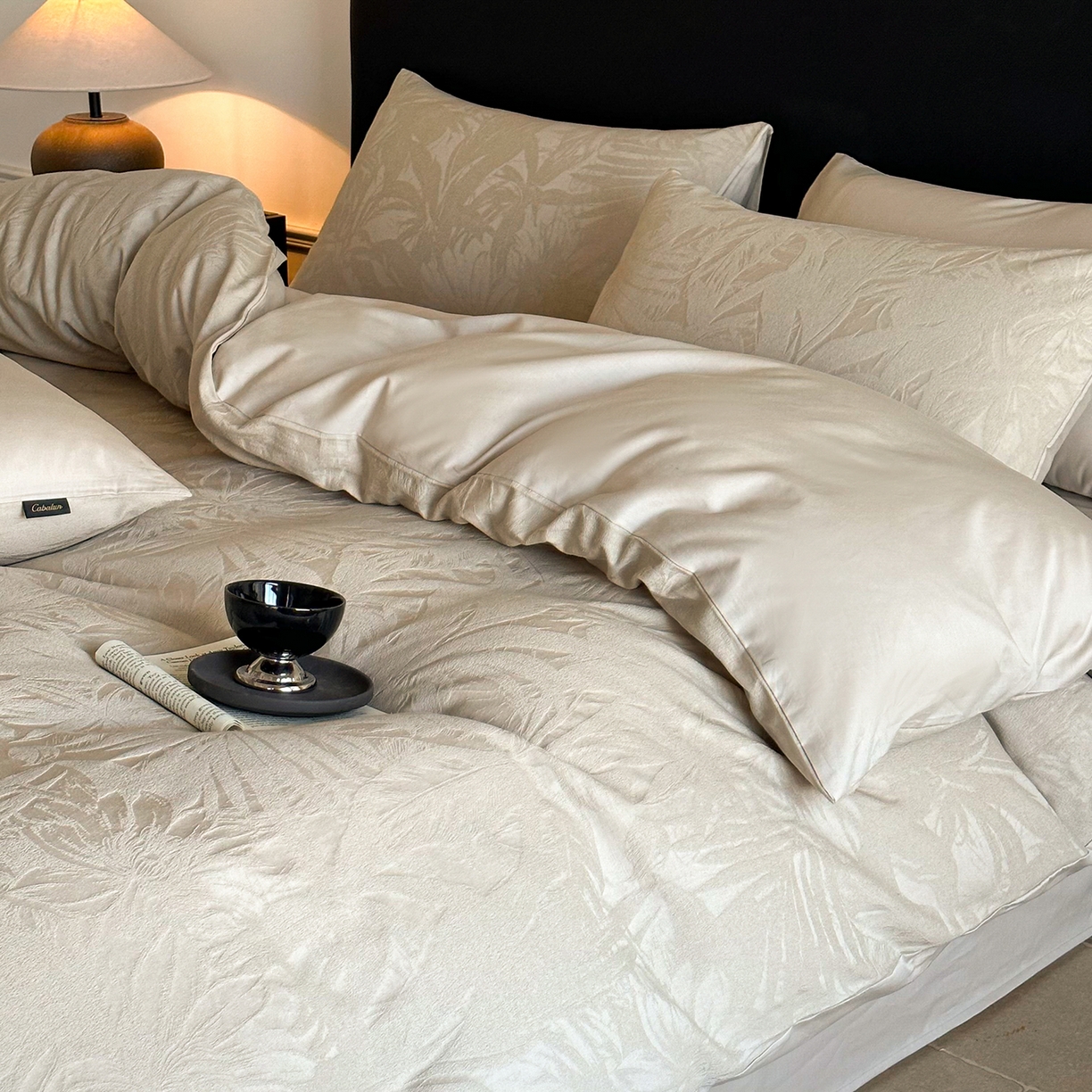 91家纺网 家纺一手货源 找家纺 卡巴伦家纺 2026新款全棉厚织提花系列简约款四件套 戴妃-奶驼