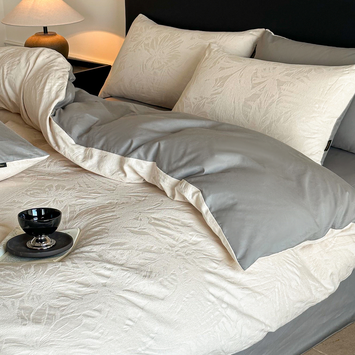 91家纺网 家纺一手货源 找家纺 卡巴伦家纺 2026新款全棉厚织提花系列简约款四件套 戴妃-奶白