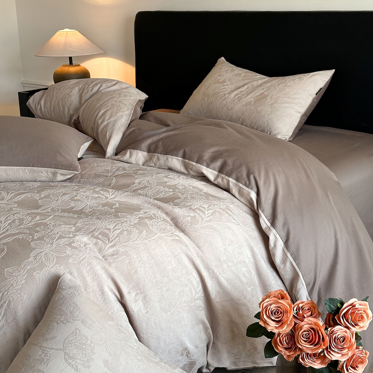 91家纺网 家纺一手货源 找家纺 卡巴伦家纺 2026新款全棉厚织提花系列简约款四件套 锦朵-咖