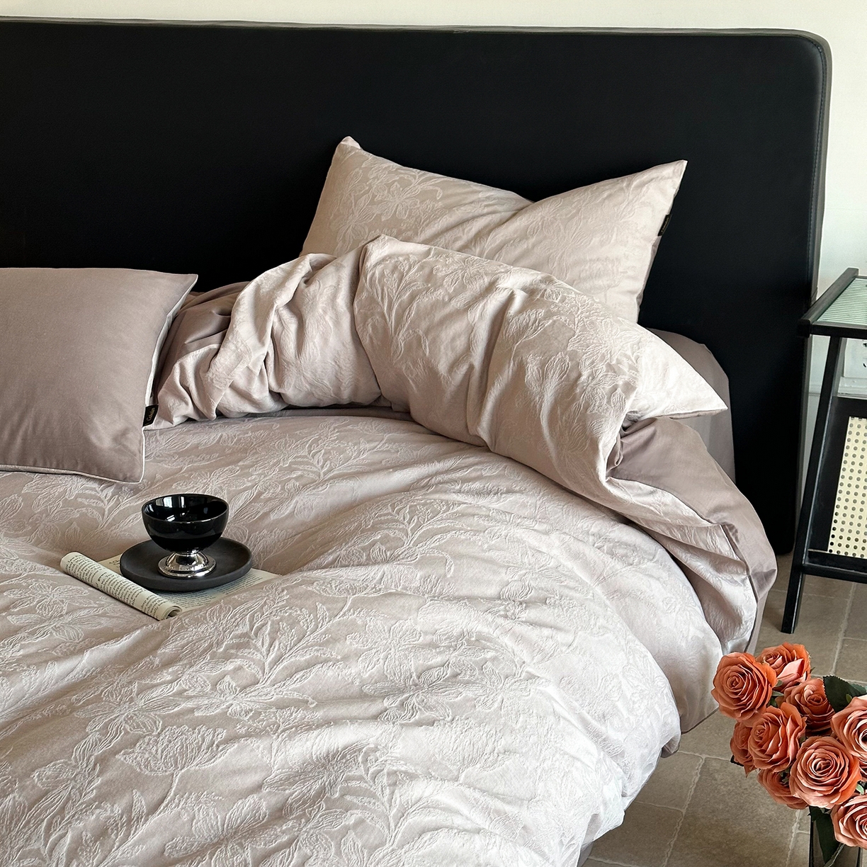 91家纺网 家纺一手货源 找家纺 卡巴伦家纺 2026新款全棉厚织提花系列简约款四件套 锦朵-咖