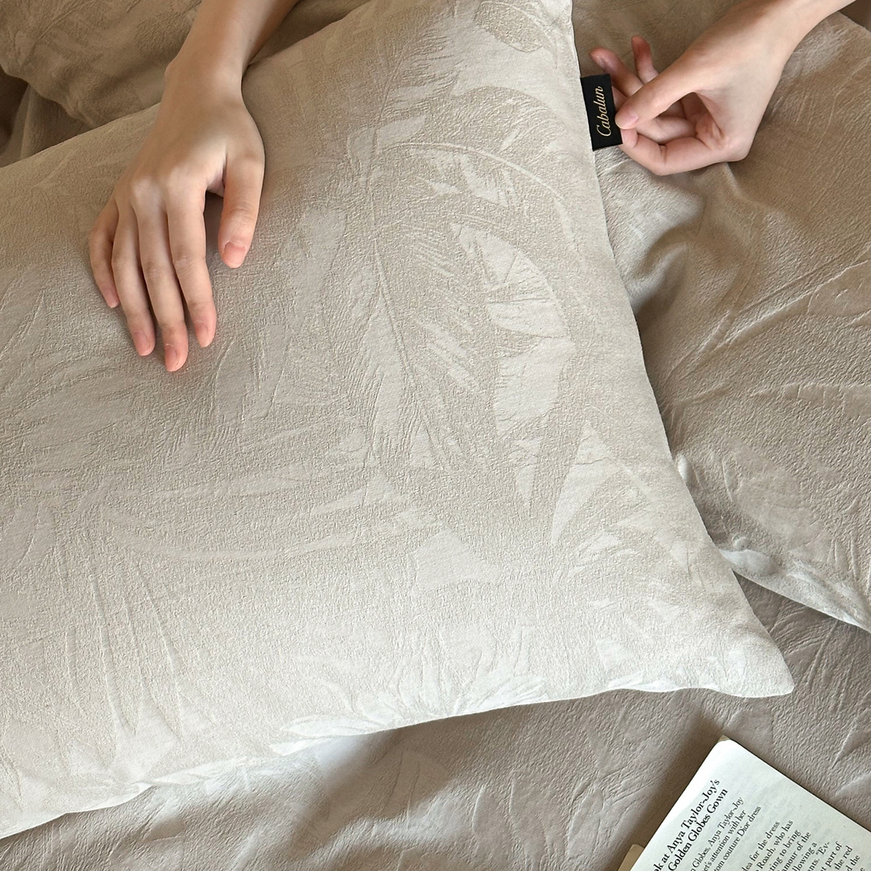 91家纺网 家纺一手货源 找家纺 卡巴伦家纺 2026新款全棉厚织提花系列简约款四件套 戴妃-奶驼