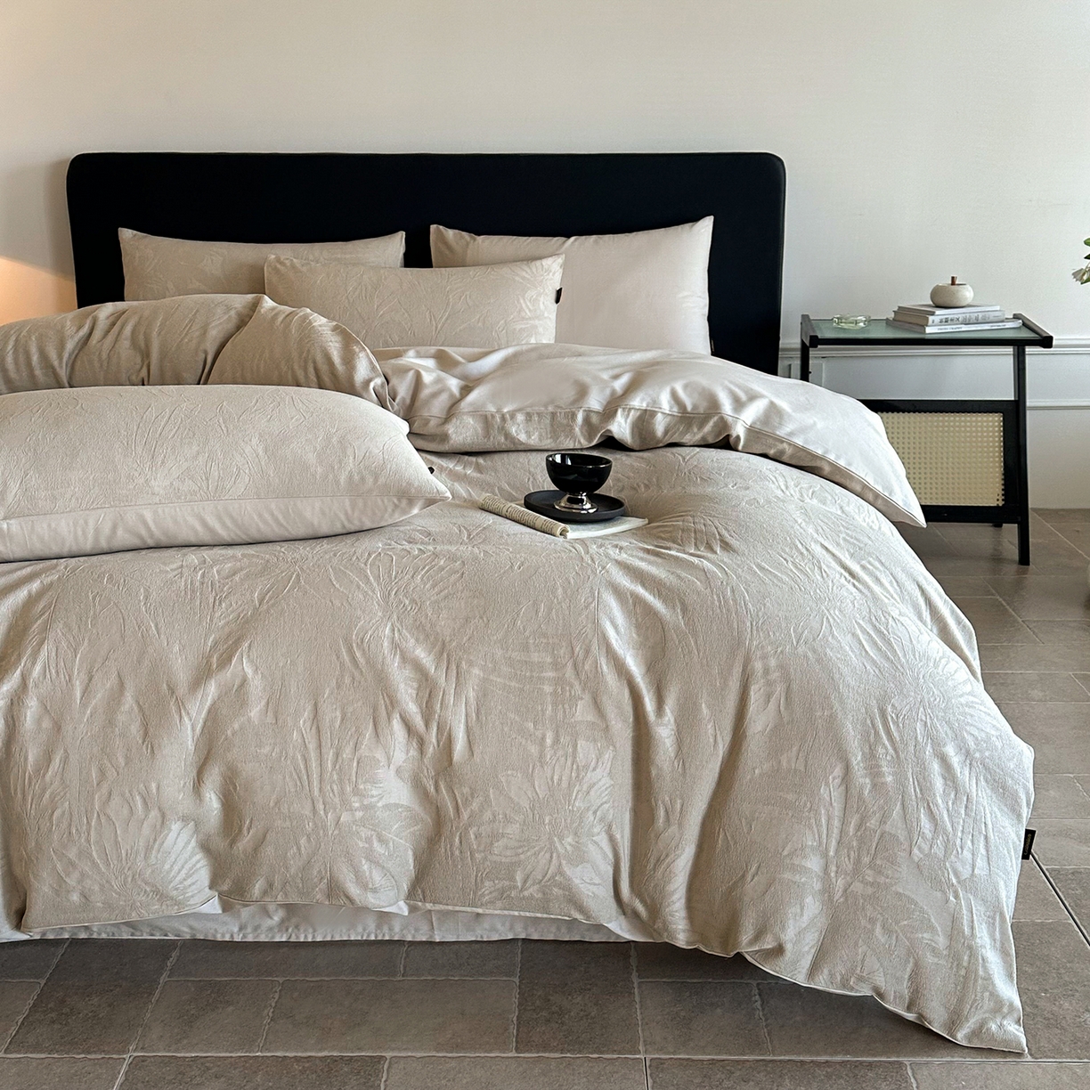 91家纺网 家纺一手货源 找家纺 卡巴伦家纺 2026新款全棉厚织提花系列简约款四件套 戴妃-奶驼