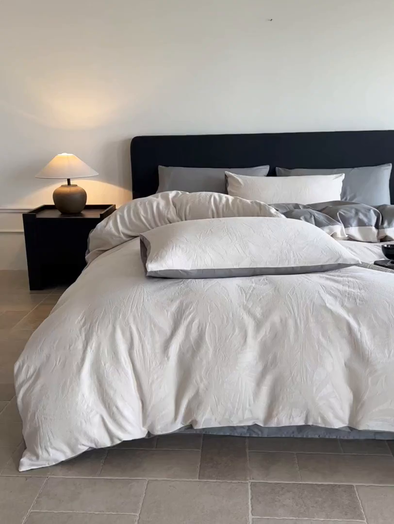 91家纺网 家纺一手货源 找家纺 卡巴伦家纺 2026新款全棉厚织提花系列简约款四件套 戴妃-奶白