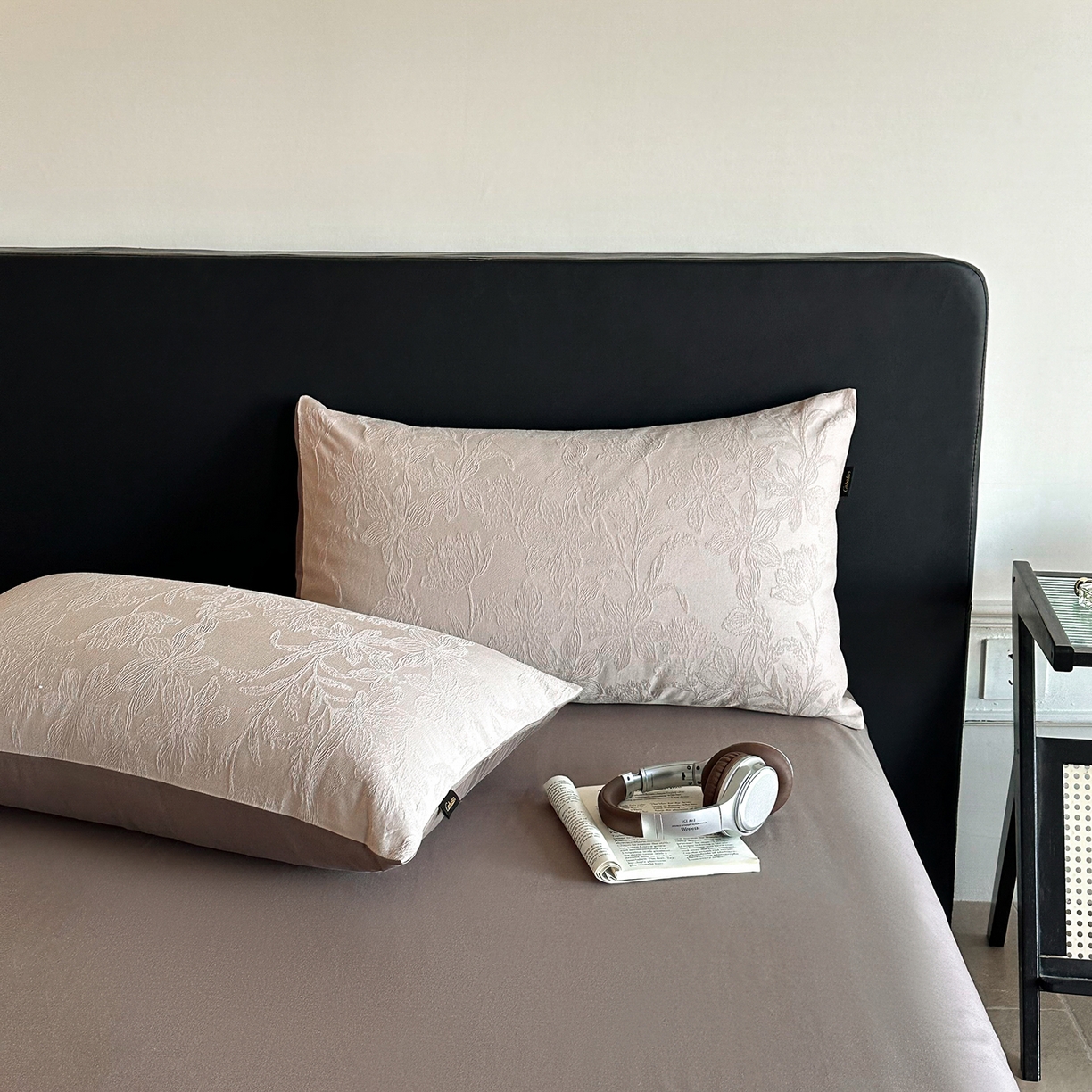 91家纺网 家纺一手货源 找家纺 卡巴伦家纺 2026新款全棉厚织提花系列简约款四件套 锦朵-咖