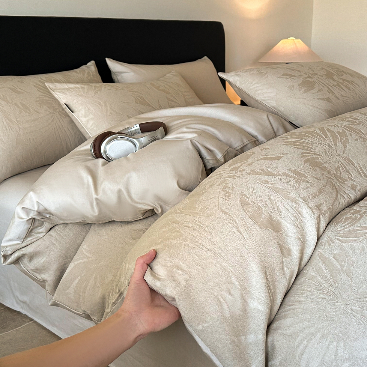 91家纺网 家纺一手货源 找家纺 卡巴伦家纺 2026新款全棉厚织提花系列简约款四件套 戴妃-奶驼